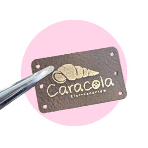 Etiqueta eco cuero Chocolate 2,5x4 cm con agujeros